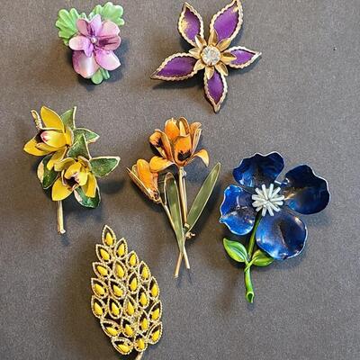 Lot 430: Vintage Floral Jewelry Brooches including Royal Adderly