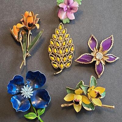 Lot 430: Vintage Floral Jewelry Brooches including Royal Adderly