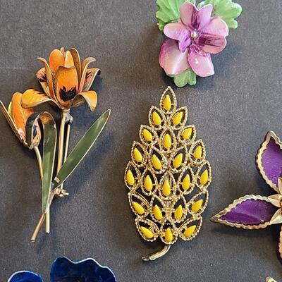 Lot 430: Vintage Floral Jewelry Brooches including Royal Adderly