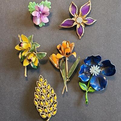 Lot 430: Vintage Floral Jewelry Brooches including Royal Adderly