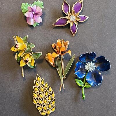 Lot 430: Vintage Floral Jewelry Brooches including Royal Adderly
