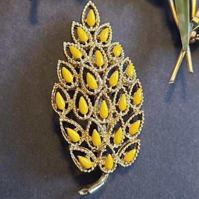 Lot 430: Vintage Floral Jewelry Brooches including Royal Adderly