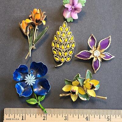 Lot 430: Vintage Floral Jewelry Brooches including Royal Adderly