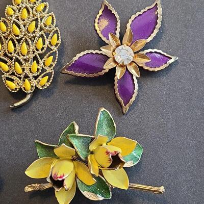 Lot 430: Vintage Floral Jewelry Brooches including Royal Adderly