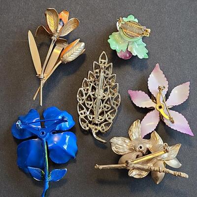 Lot 430: Vintage Floral Jewelry Brooches including Royal Adderly