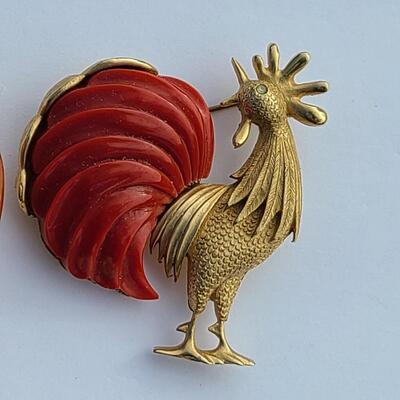 Lot 425: Unique HTF Vintage Lot of Brooches: Rooster, Squirrel, Dog