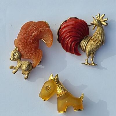 Lot 425: Unique HTF Vintage Lot of Brooches: Rooster, Squirrel, Dog