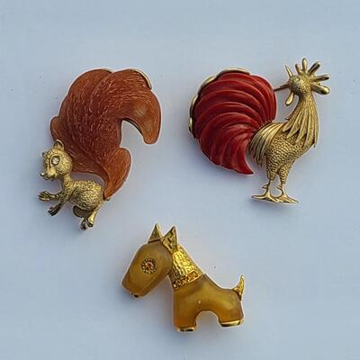 Lot 425: Unique HTF Vintage Lot of Brooches: Rooster, Squirrel, Dog