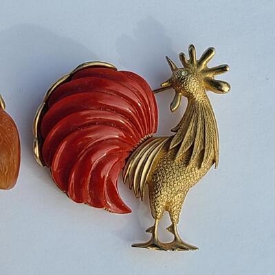 Lot 425: Unique HTF Vintage Lot of Brooches: Rooster, Squirrel, Dog