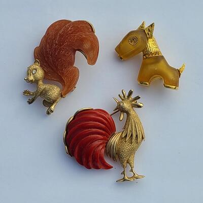 Lot 425: Unique HTF Vintage Lot of Brooches: Rooster, Squirrel, Dog