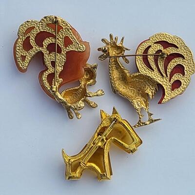 Lot 425: Unique HTF Vintage Lot of Brooches: Rooster, Squirrel, Dog