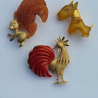 Lot 425: Unique HTF Vintage Lot of Brooches: Rooster, Squirrel, Dog