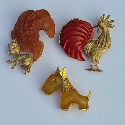 Lot 425: Unique HTF Vintage Lot of Brooches: Rooster, Squirrel, Dog