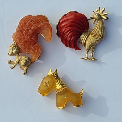 Lot 425: Unique HTF Vintage Lot of Brooches: Rooster, Squirrel, Dog