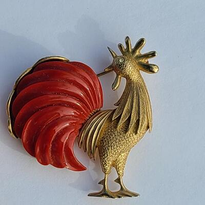 Lot 425: Unique HTF Vintage Lot of Brooches: Rooster, Squirrel, Dog