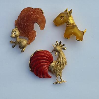 Lot 425: Unique HTF Vintage Lot of Brooches: Rooster, Squirrel, Dog