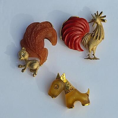 Lot 425: Unique HTF Vintage Lot of Brooches: Rooster, Squirrel, Dog