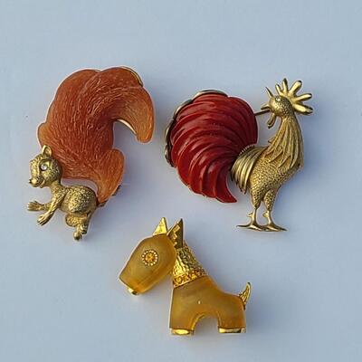 Lot 425: Unique HTF Vintage Lot of Brooches: Rooster, Squirrel, Dog