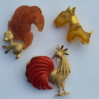 Lot 425: Unique HTF Vintage Lot of Brooches: Rooster, Squirrel, Dog