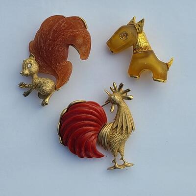 Lot 425: Unique HTF Vintage Lot of Brooches: Rooster, Squirrel, Dog