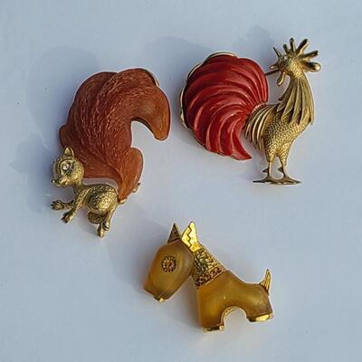 Lot 425: Unique HTF Vintage Lot of Brooches: Rooster, Squirrel, Dog