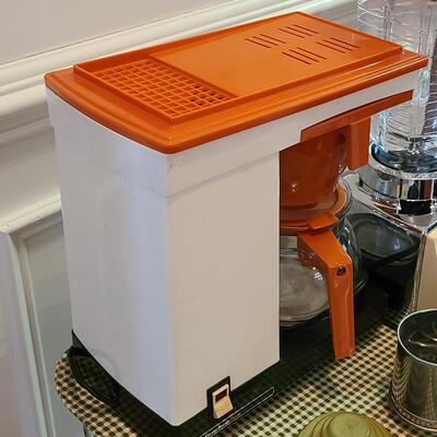 Lot 505: Vintage MCM Kitchen Lot: Metal Serving Trays, Coffee Maker, Chrome Blender and More