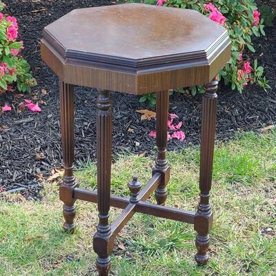 Lot G1: Antique Petite Octagon Table/Plant Stand (Unique Top)