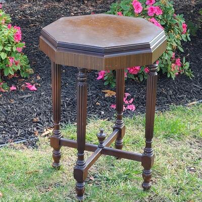 Lot G1: Antique Petite Octagon Table/Plant Stand (Unique Top)