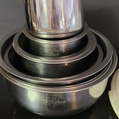 Lot 367: Large Vintage Corning Ware 4 Quart Casserole and More