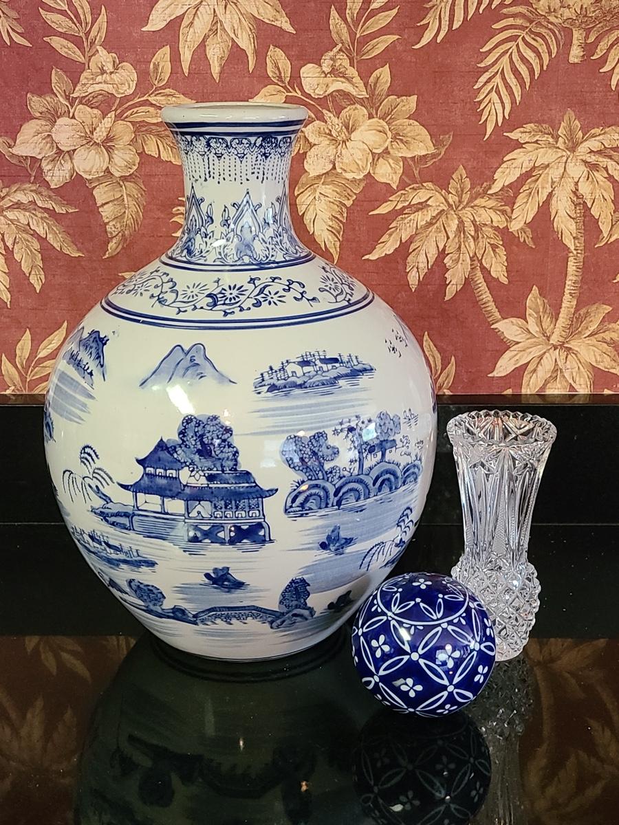 Lot 340 Large Vase By Three Hands Corp And More EstateSales Org   A 63159231 Yjlq7apydw914qw3 