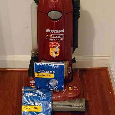 Lot 318: Eureka "The Boss" Smartvac Vacuum With Bags