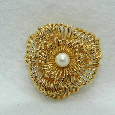 Gold Tone Pearl Flower Brooch
