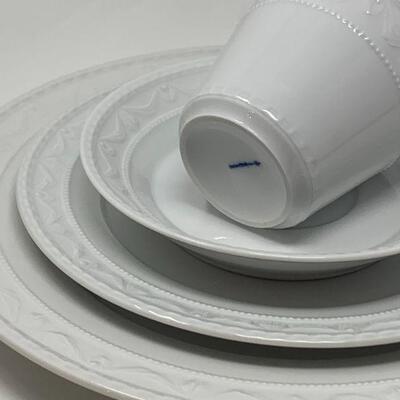 KPM Porcelain Ninety-Two Piece Set in Kurland 