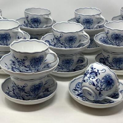 Meissen Porcelain Tea Cups and Saucers in Blue Onion