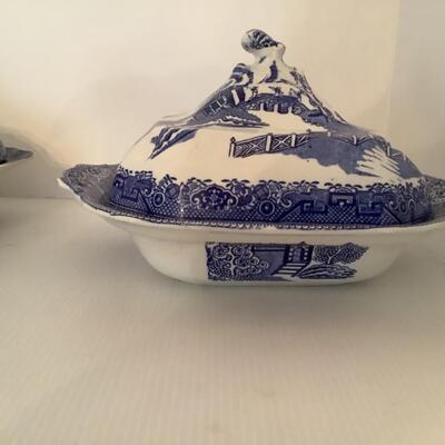 K677 Two Blue Willow Square Covered Vegetable Dishes