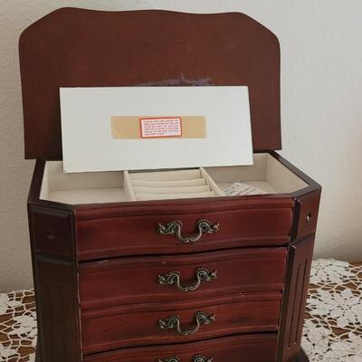Lot 170: Vintage Jewelry Box