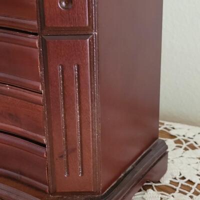 Lot 170: Vintage Jewelry Box