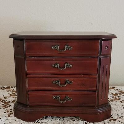 Lot 170: Vintage Jewelry Box
