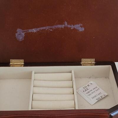 Lot 170: Vintage Jewelry Box