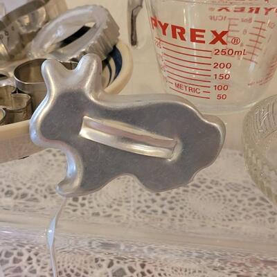 Lot 178: Contemporary Rossville, Ohio Pie Plate, Glass Juicer, Measuring Cups, Kitchen Utensils and Vintage Cookie Cutters