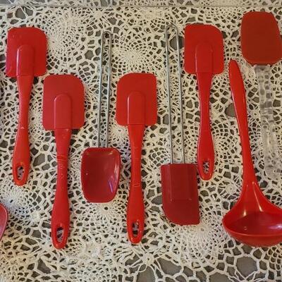 Lot 178: Contemporary Rossville, Ohio Pie Plate, Glass Juicer, Measuring Cups, Kitchen Utensils and Vintage Cookie Cutters