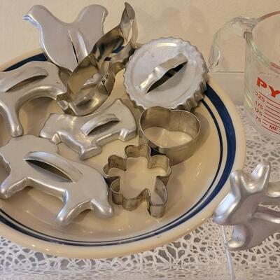 Lot 178: Contemporary Rossville, Ohio Pie Plate, Glass Juicer, Measuring Cups, Kitchen Utensils and Vintage Cookie Cutters