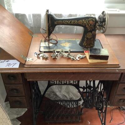 K707 Antique Singer Sewing Machine & Stand