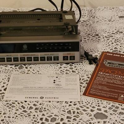 Lot 187: GE Spacemaker Radio