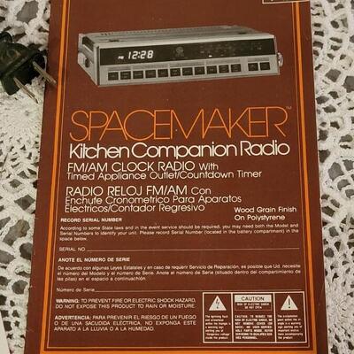 Lot 187: GE Spacemaker Radio