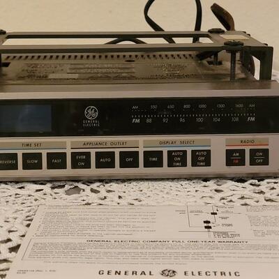 Lot 187: GE Spacemaker Radio