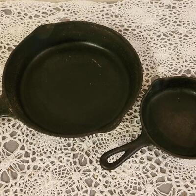 Lot 192: (2) Wagner Ware Cast Iron Skillets