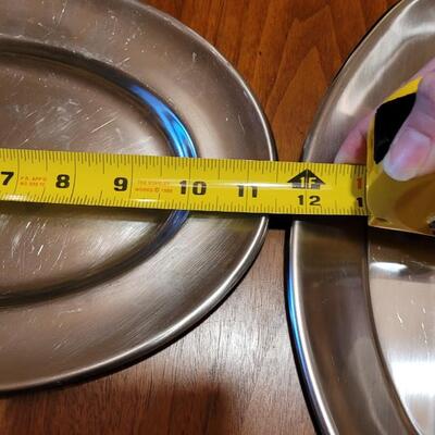Lot 194: Stainless Platters Serving Bowls and Accordian Hot Pad