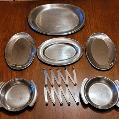 Lot 194: Stainless Platters Serving Bowls and Accordian Hot Pad