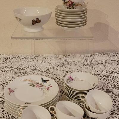 Lot 210: (30 pieces) Antique Haviland Limoges China Set